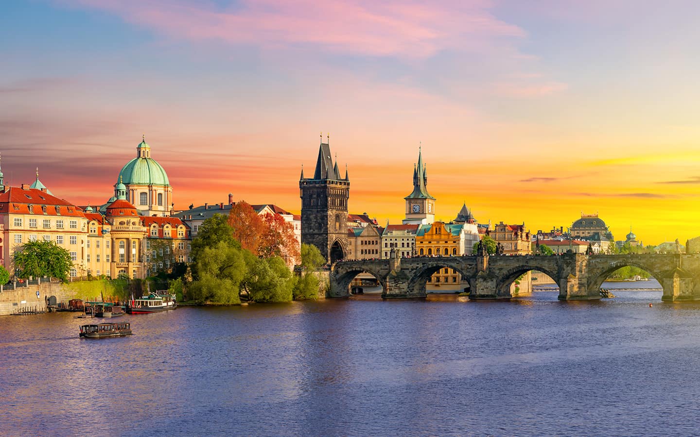 Klassisches Prager Panorama mit Altstädter Brücke und Karlsbrücke über Moldau bei Sonnenuntergang, Tschechische Republik