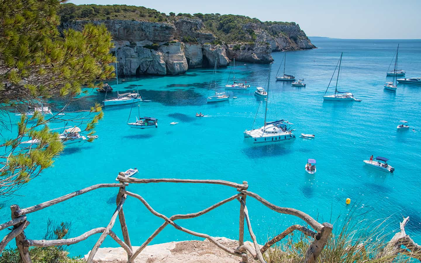 Aussicht auf den Strand von Cala Macarella auf Menorca, Balearen, Spanien